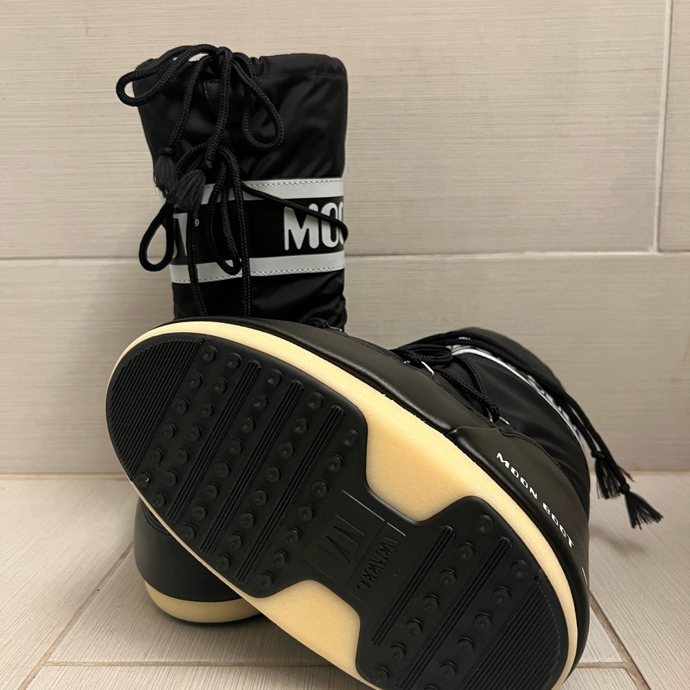 NEVER WORN Moon Boot Black Size 6.5